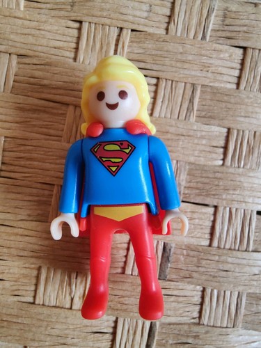 Supergirl kinder egg - dc,