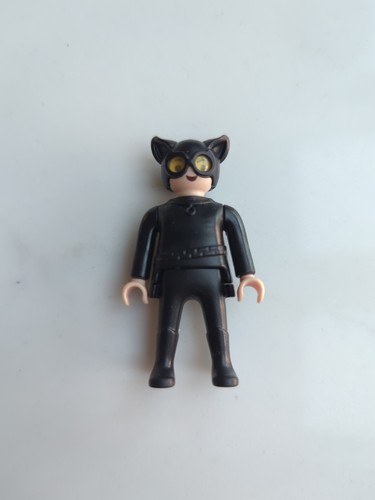 Catwoman kinder egg - dc,